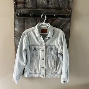 Women's Levi's Light Wash Jean Jacket w/Small Mark on Right Shoulder